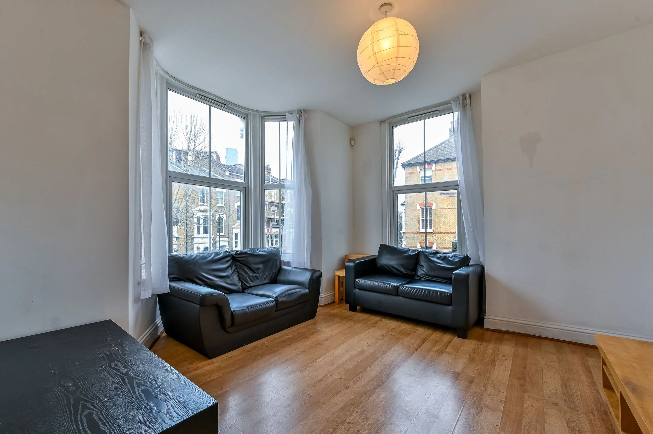 Flat Cardwell Road in Greater London