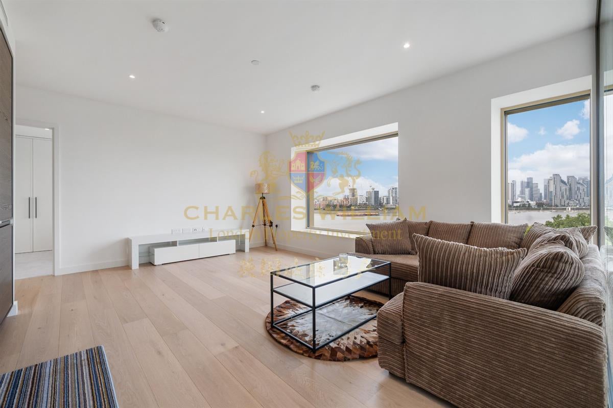 Flat Riverside Walk in Greater London