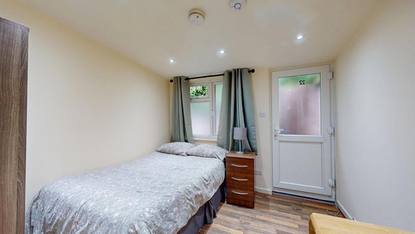 Flat Chatsworth Road in London