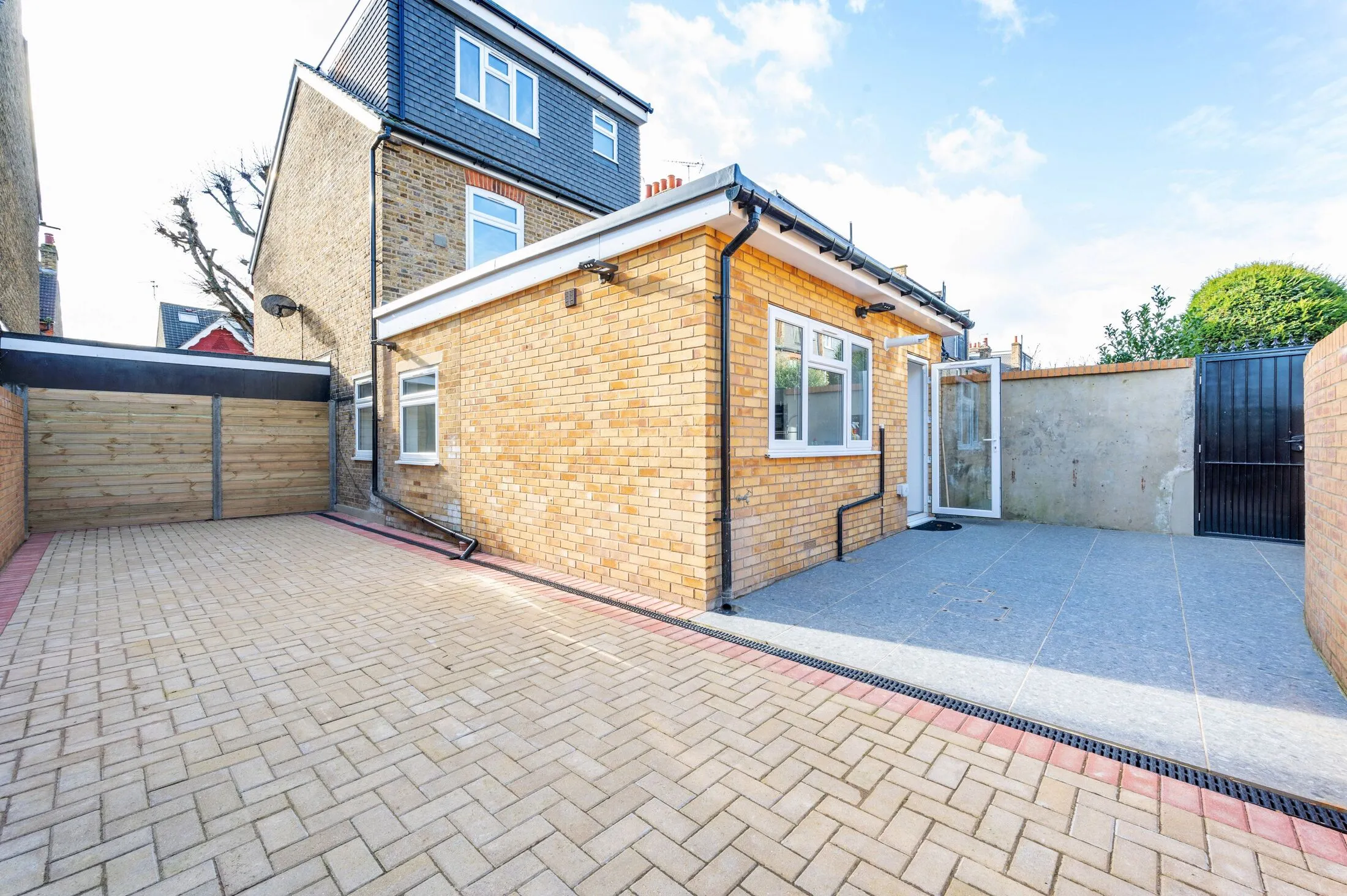 Flat Overdale Road in Greater London