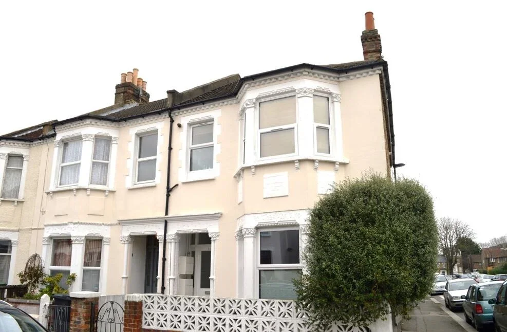 Flat Knighton Park Road in Greater London
