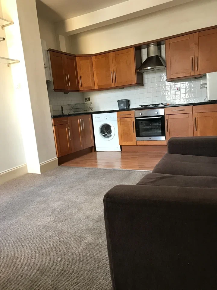 Flat Knighton Park Road in Greater London