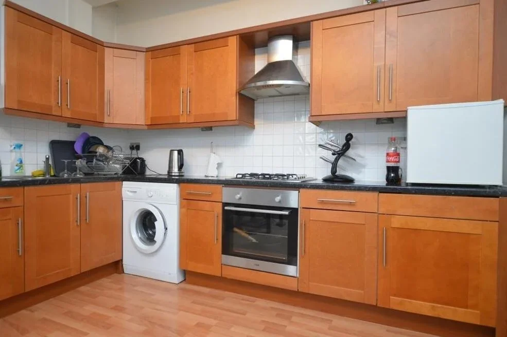 Flat Knighton Park Road in Greater London