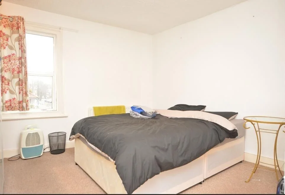 Flat Knighton Park Road in Greater London