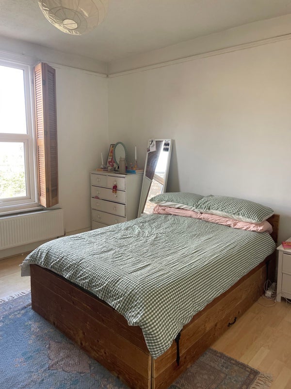 Room Ferndale Road in Greater London