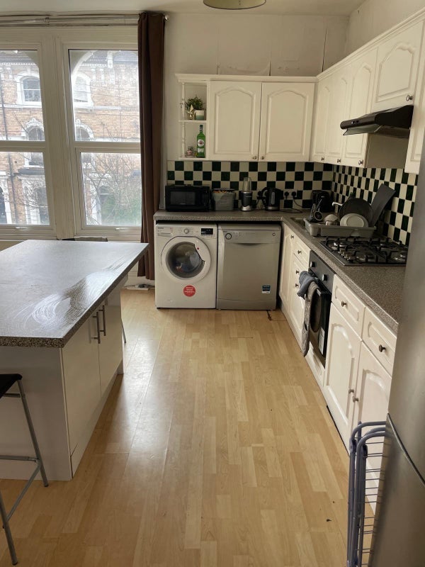 Room Ferndale Road in Greater London