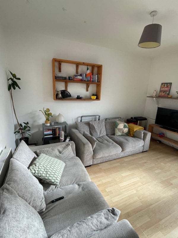 Room Ferndale Road in Greater London
