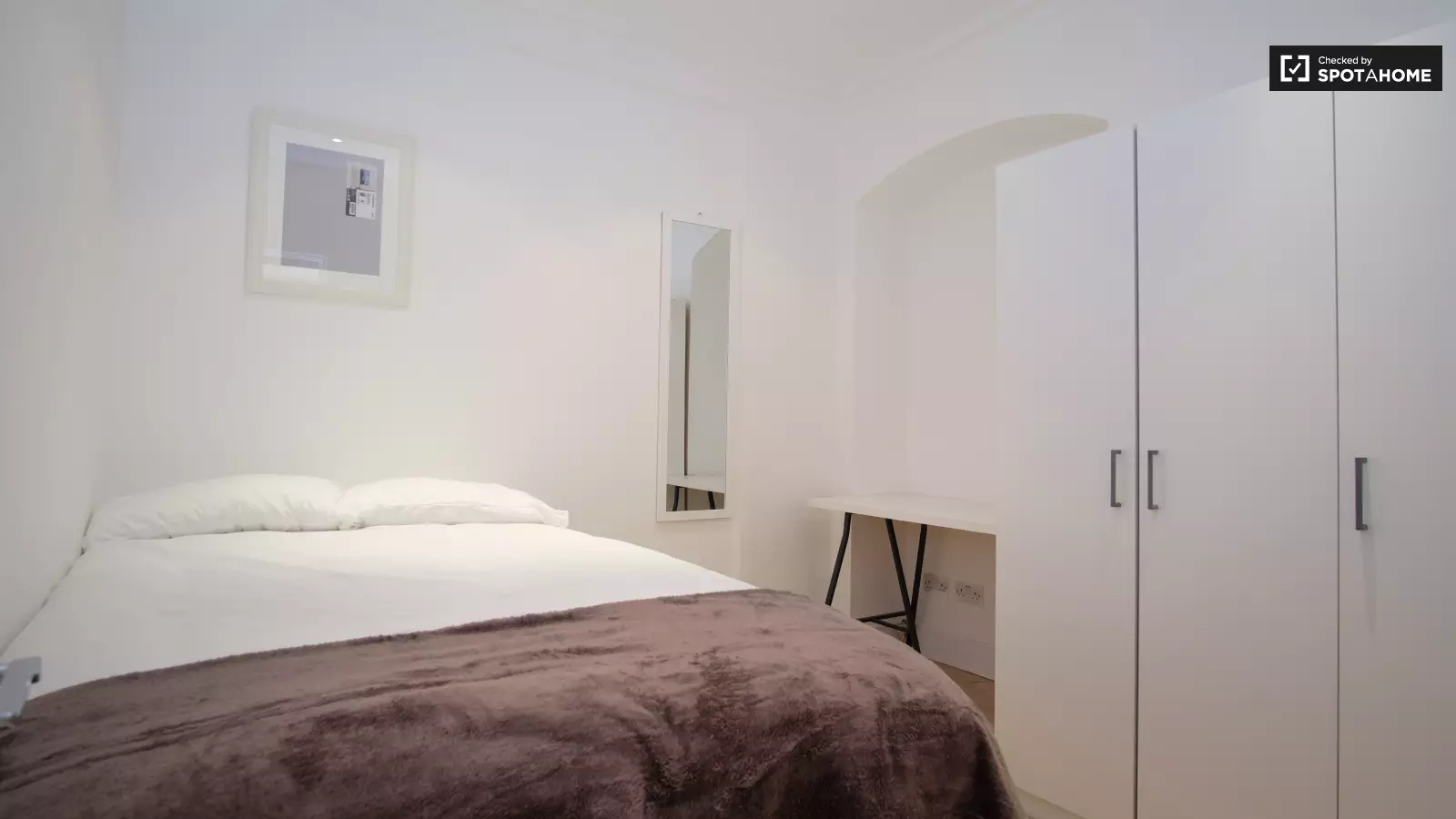 Flat Sawley Road in Greater London