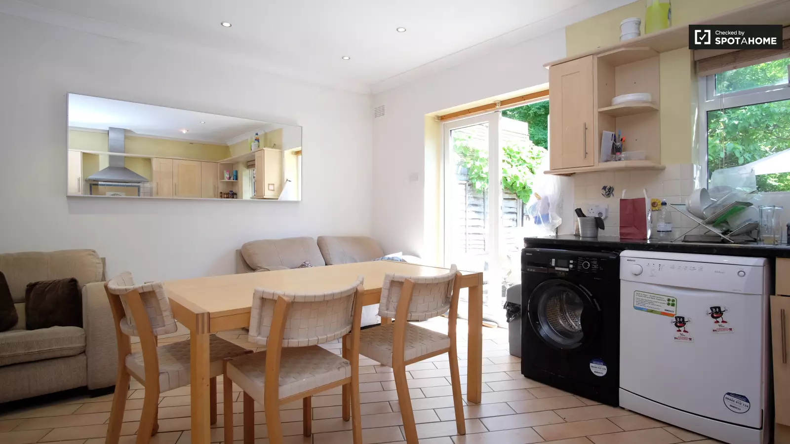 Flat Sawley Road in Greater London