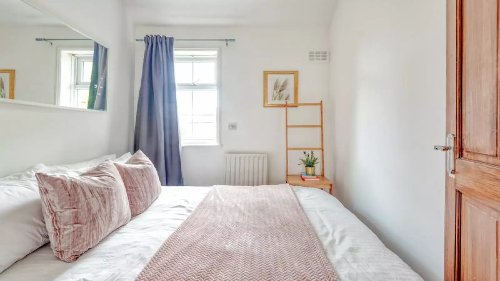 Flat Sawley Road in Greater London