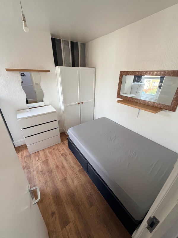 Room Arnold Road in Greater London
