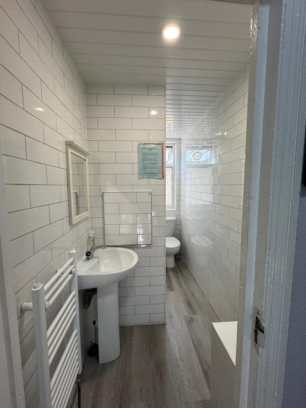 Room Arnold Road in Greater London