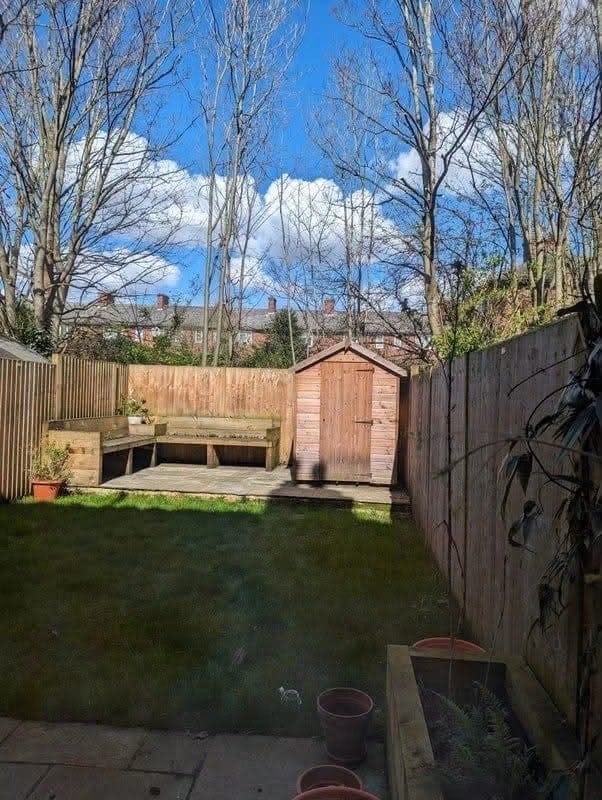 Room Seely Road in Greater London