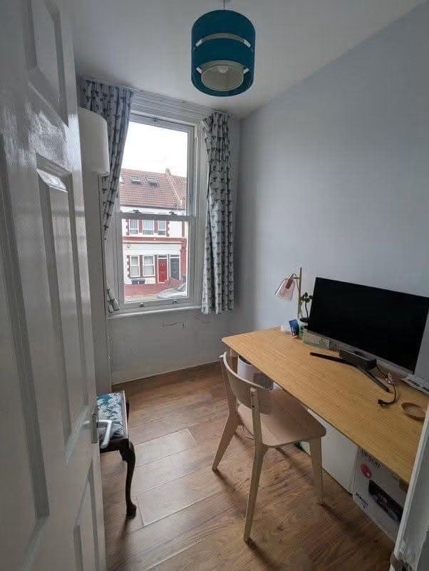 Room Seely Road in Greater London