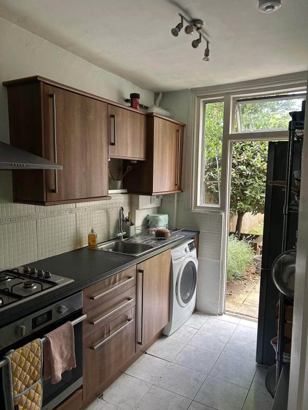 Room Seely Road in Greater London