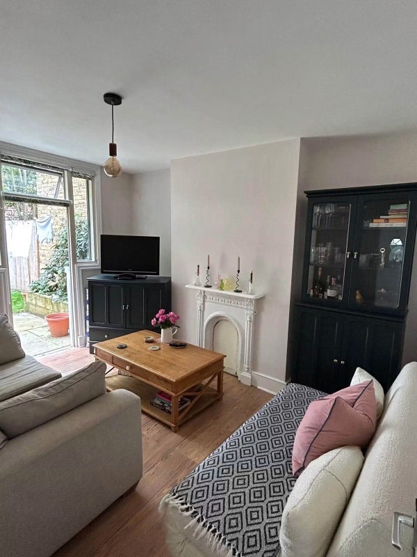 Room Seely Road in Greater London