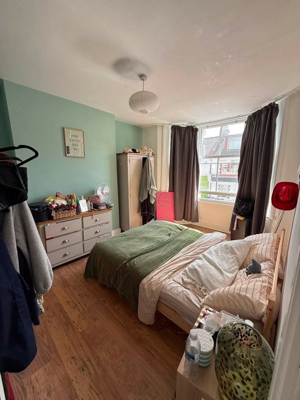 Room Seely Road in Greater London