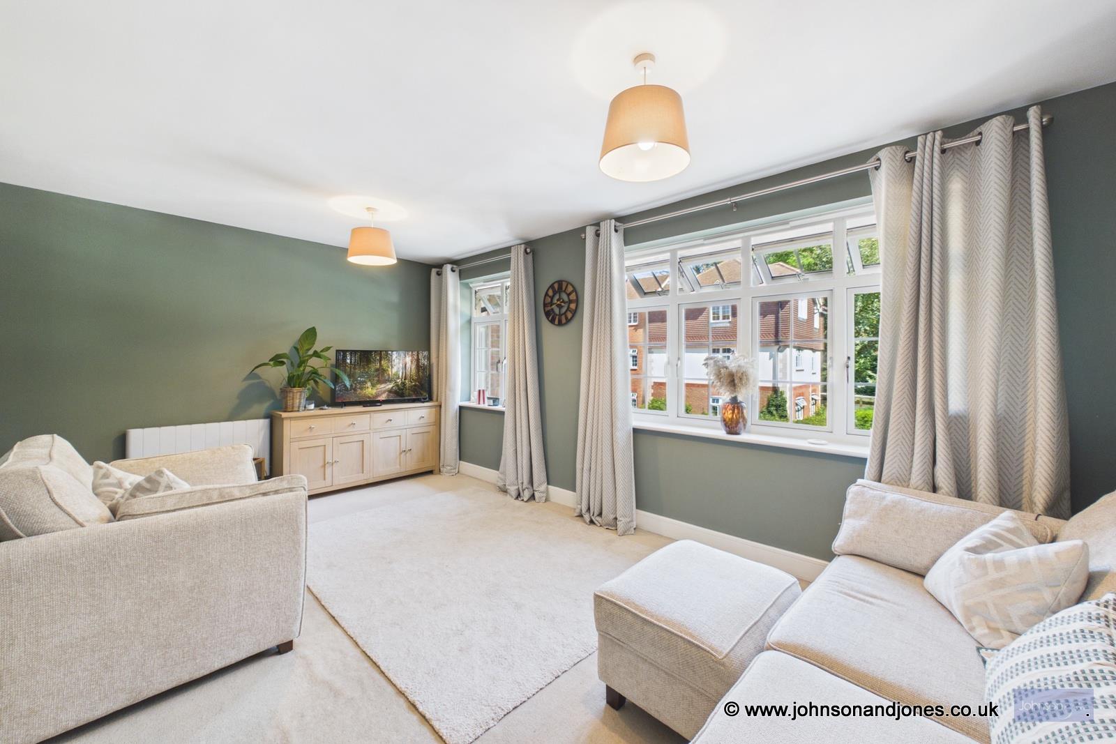Flat Brighton Road in Borough of Runnymede