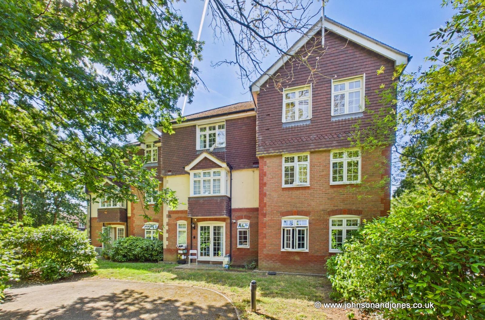 Flat Brighton Road in Borough of Runnymede