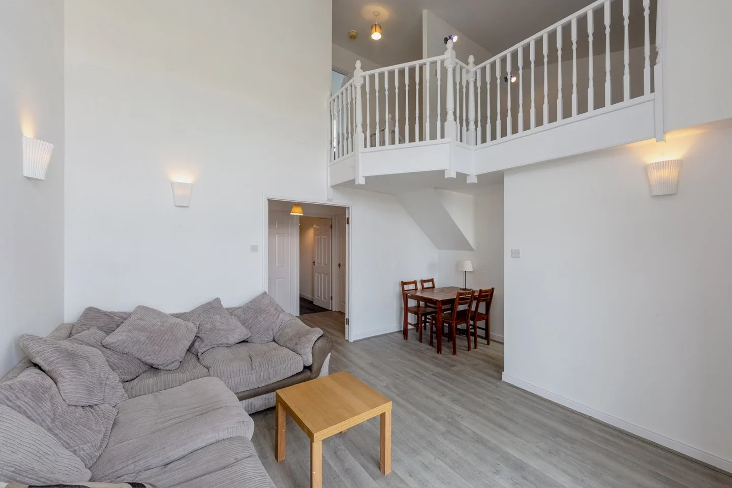 Flat Felixstowe Court in Greater London