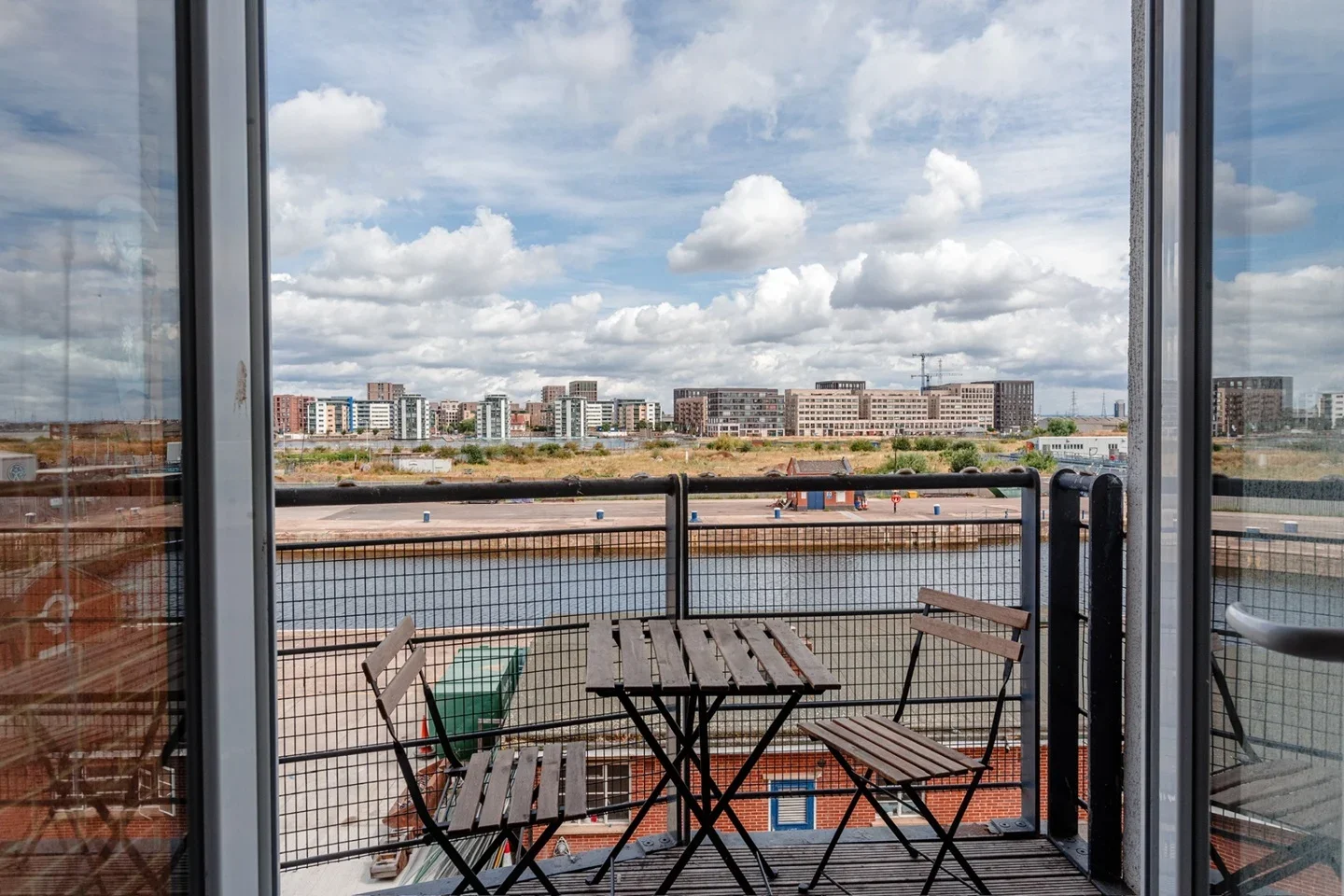 Flat Felixstowe Court in Greater London