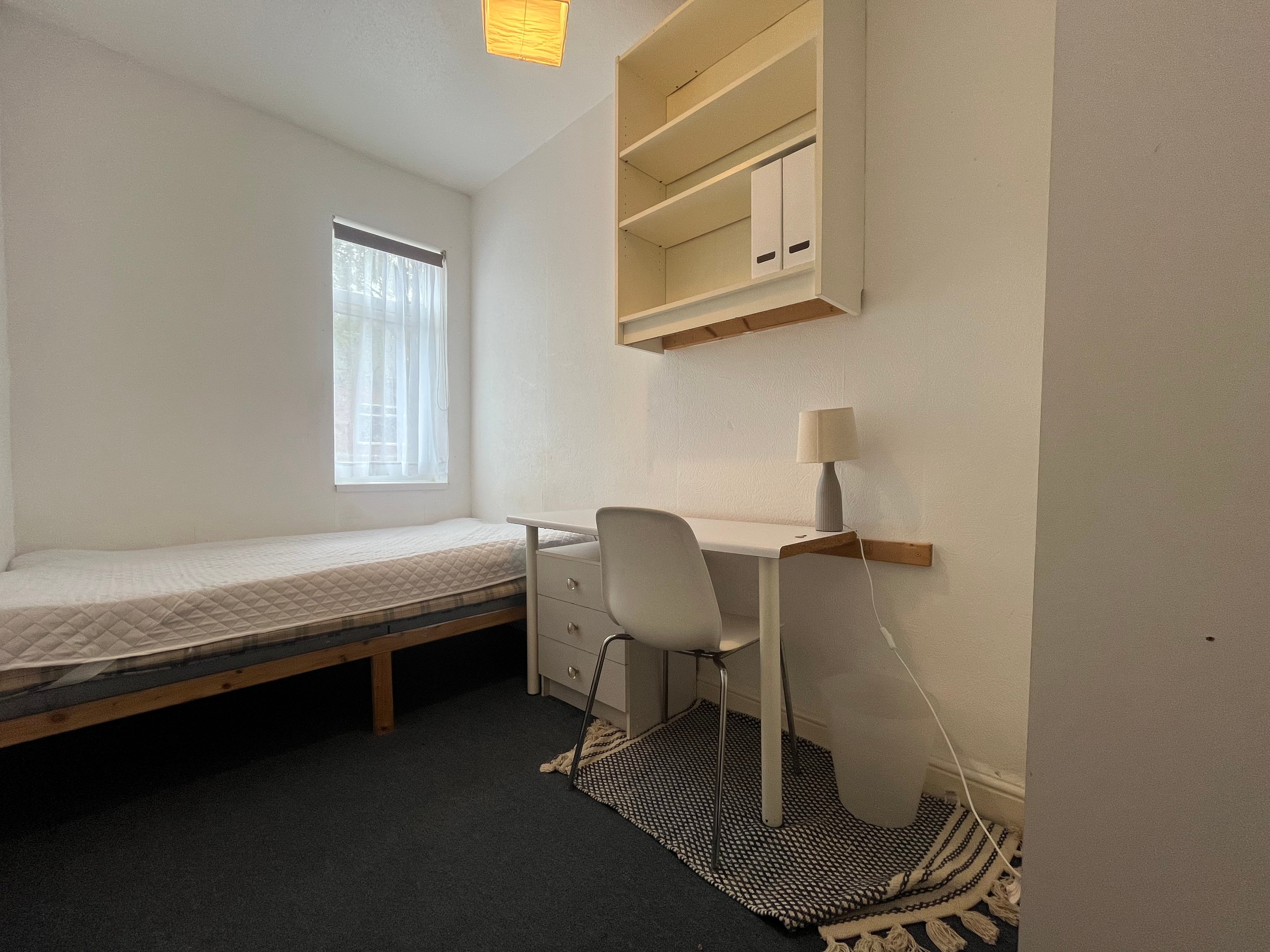 Room Dawlish Road in Birmingham