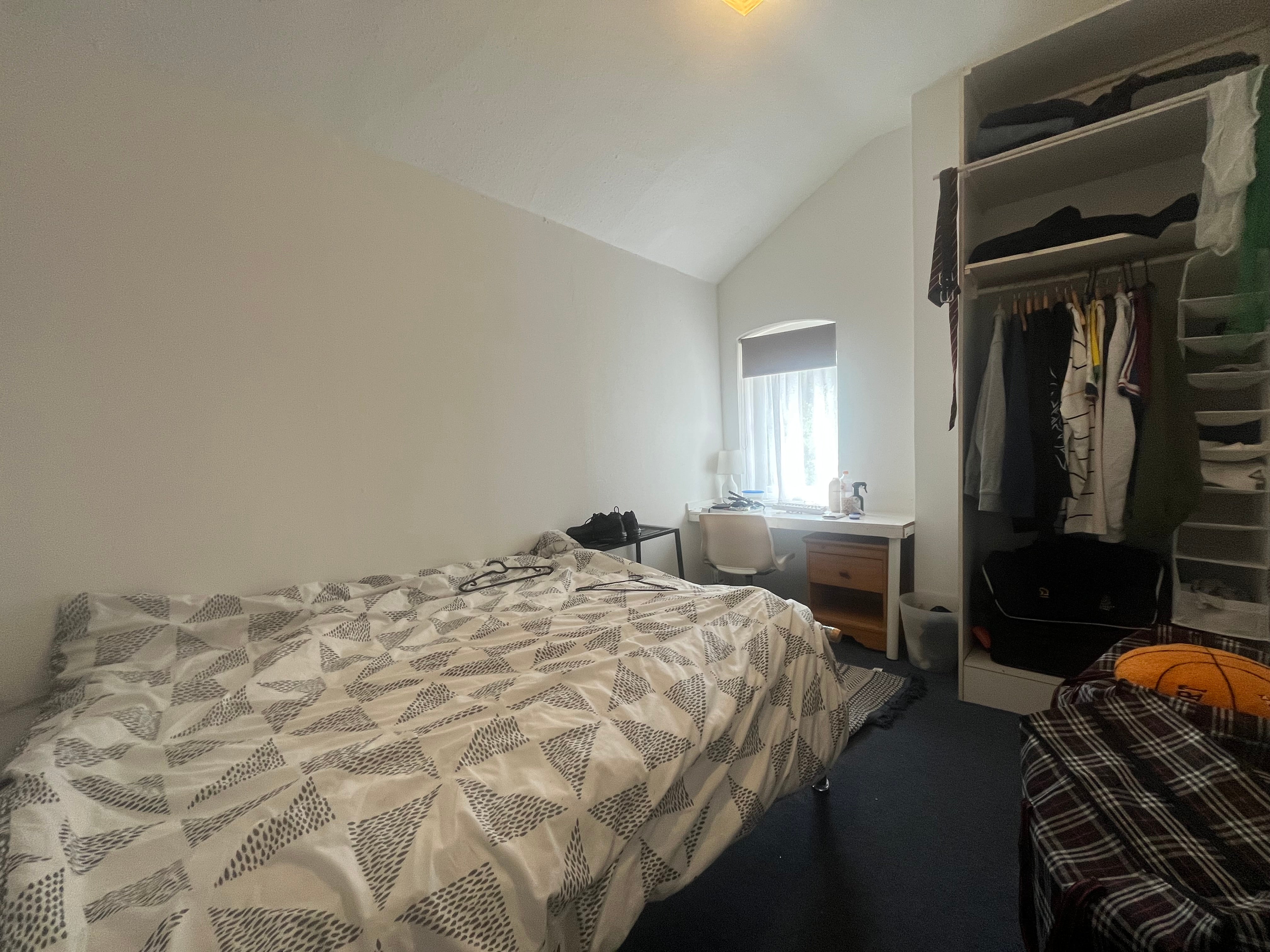 Room Dawlish Road in Birmingham