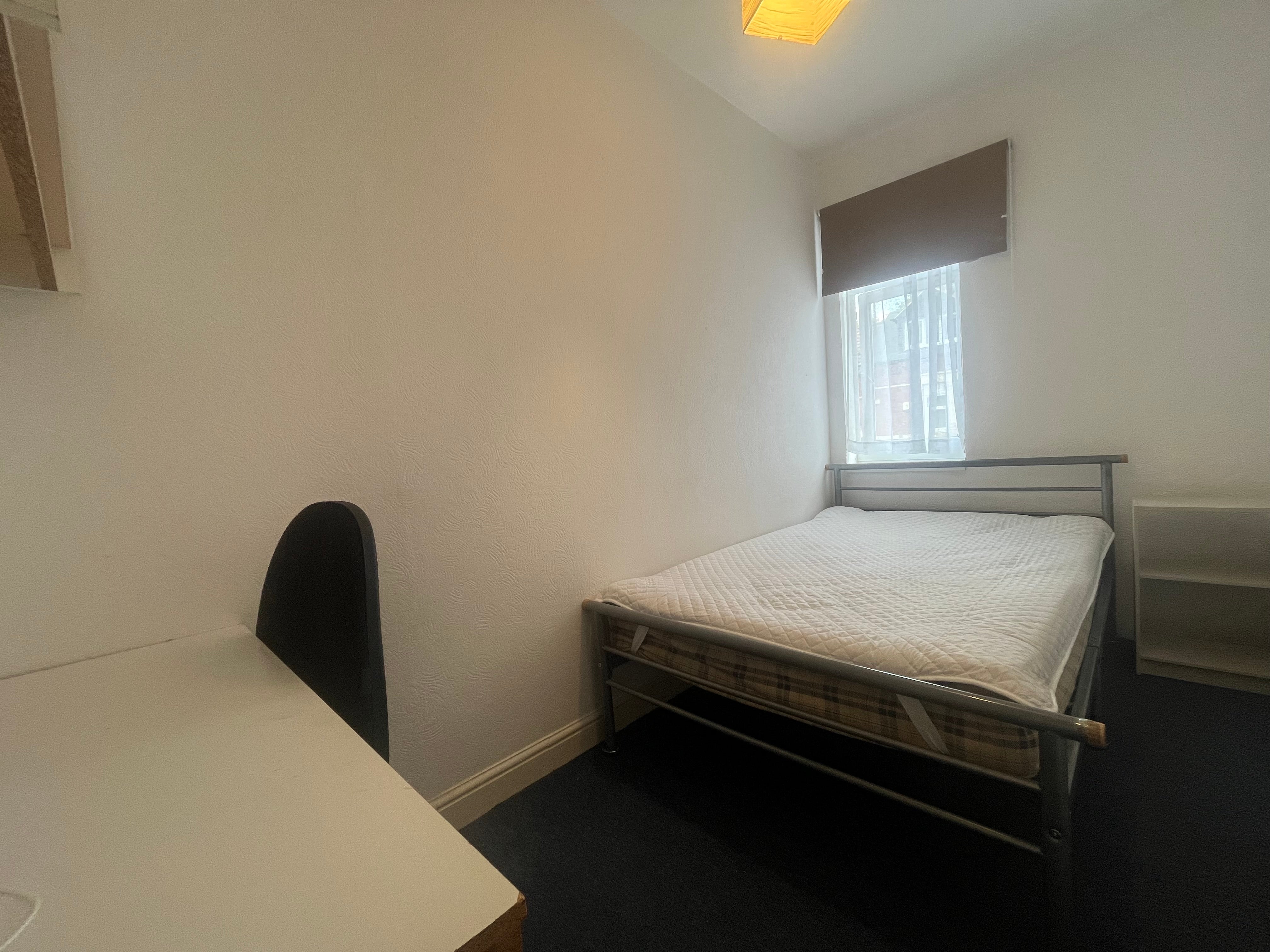Room Dawlish Road in Birmingham