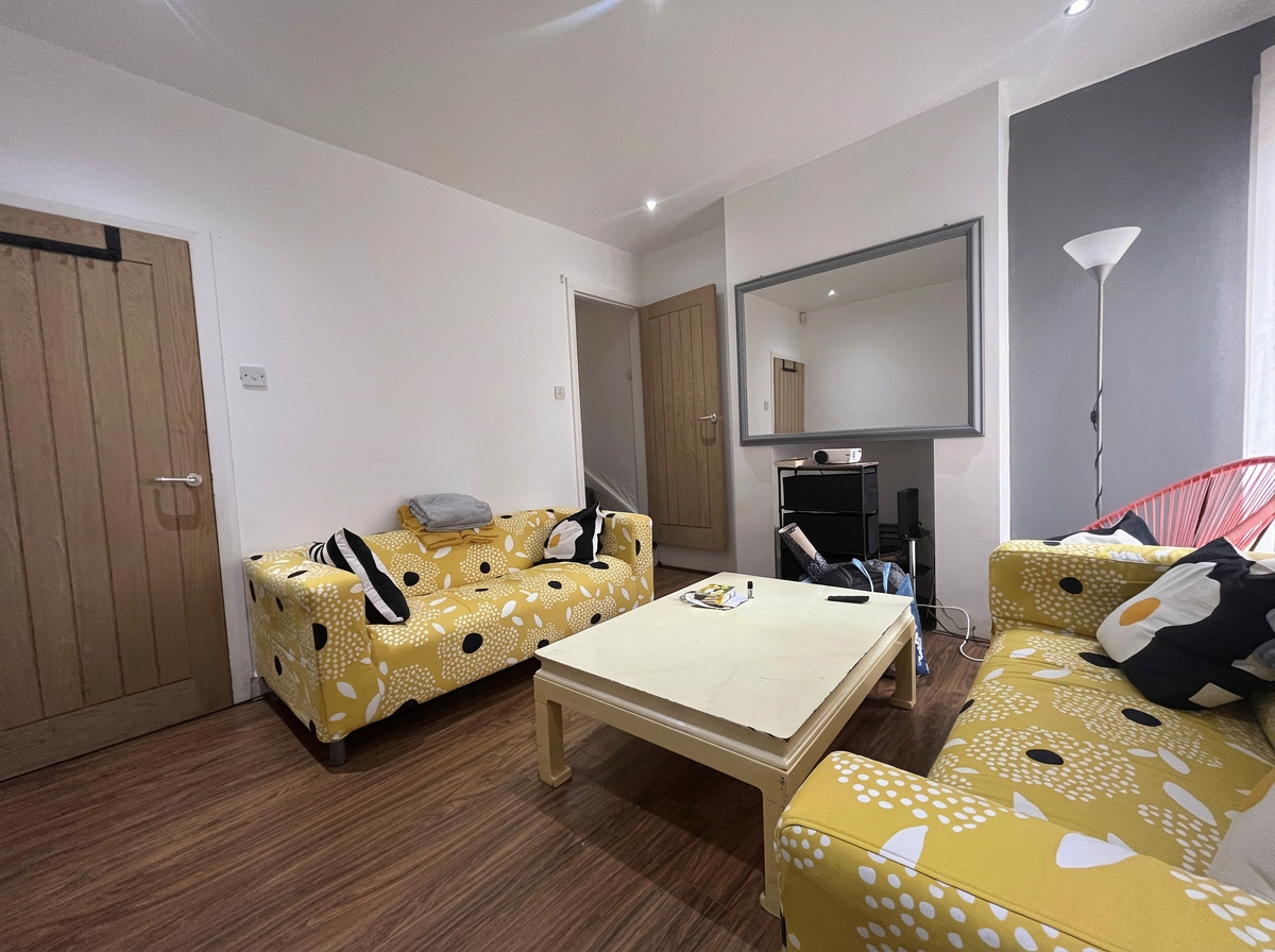 Room Dawlish Road in Birmingham