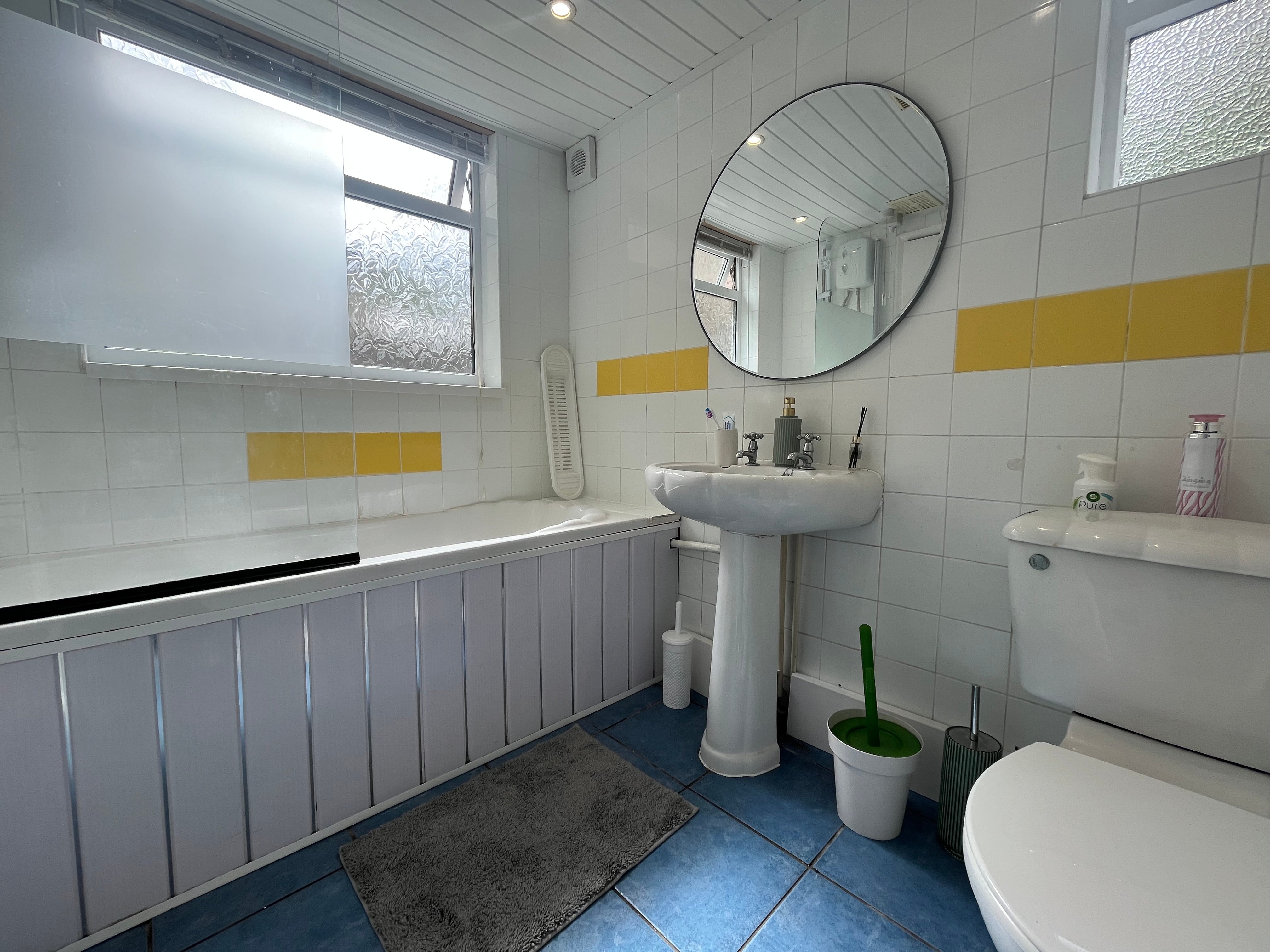 Room Dawlish Road in Birmingham
