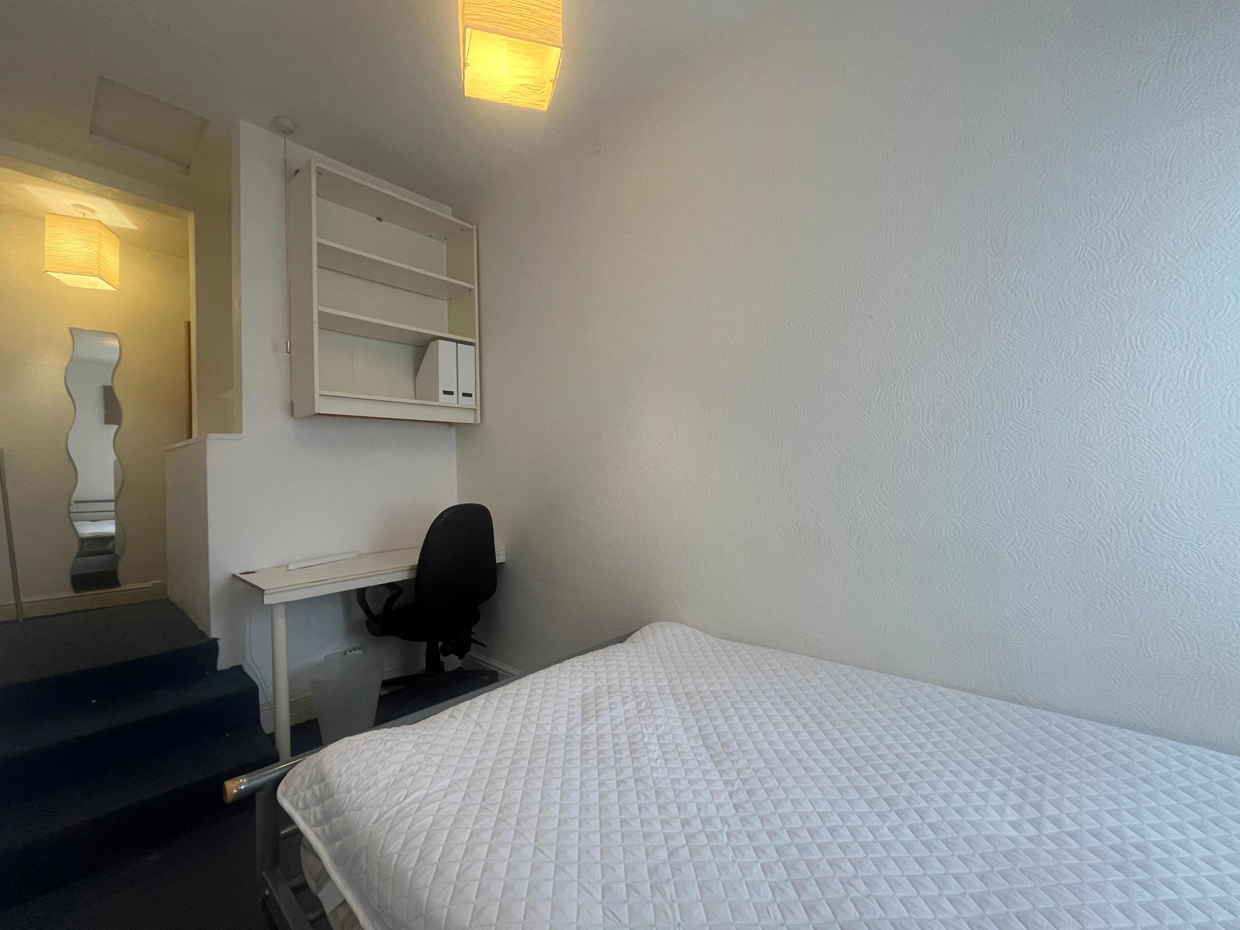 Room Dawlish Road in Birmingham