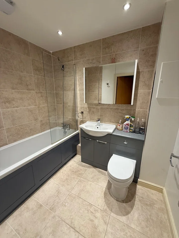 Room Argent Street in Grays