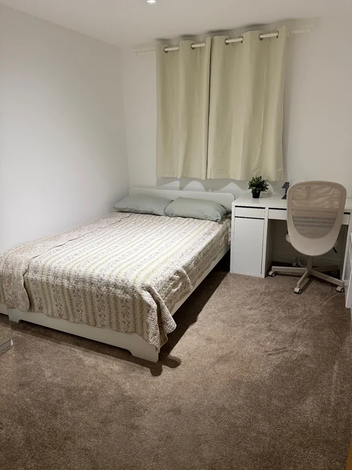 Room Argent Street in Grays