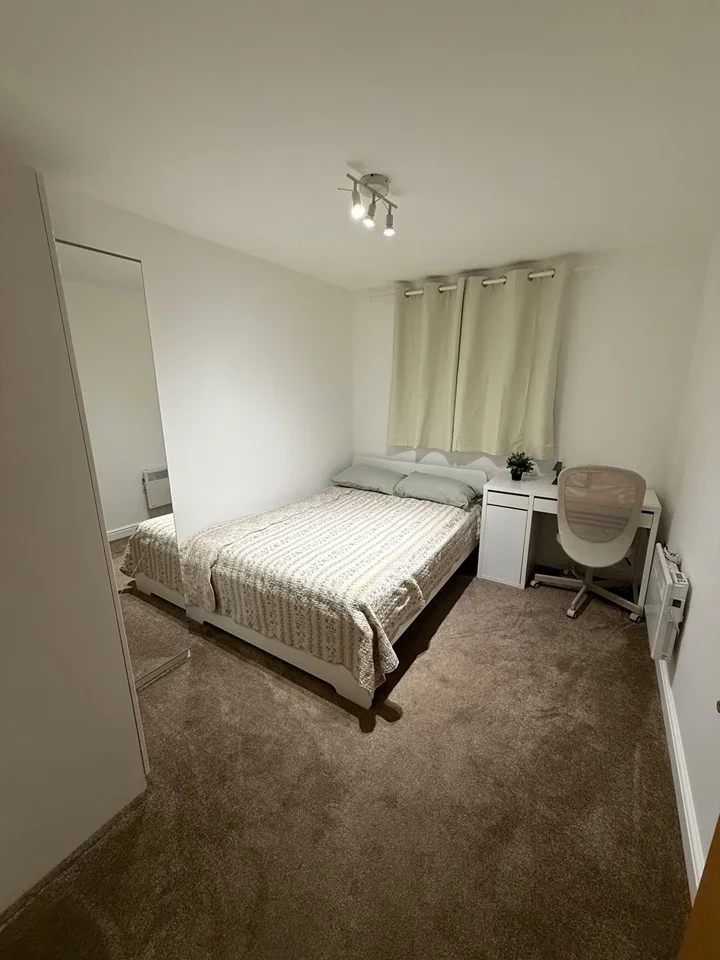 Room Argent Street in Grays