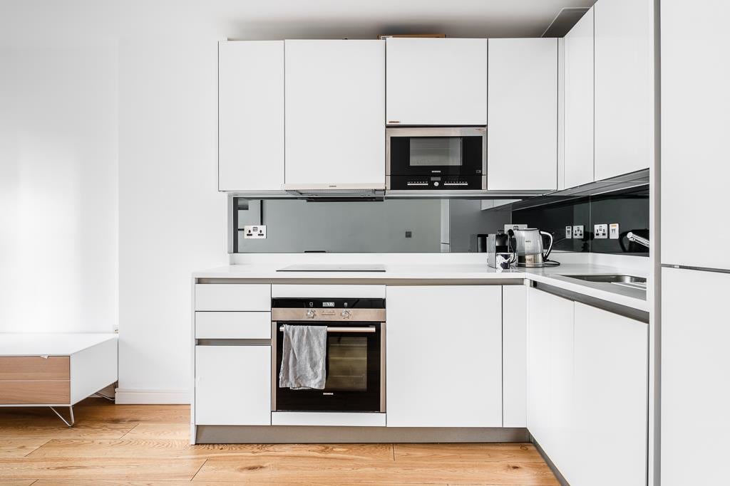 Flat Willow Street in Greater London