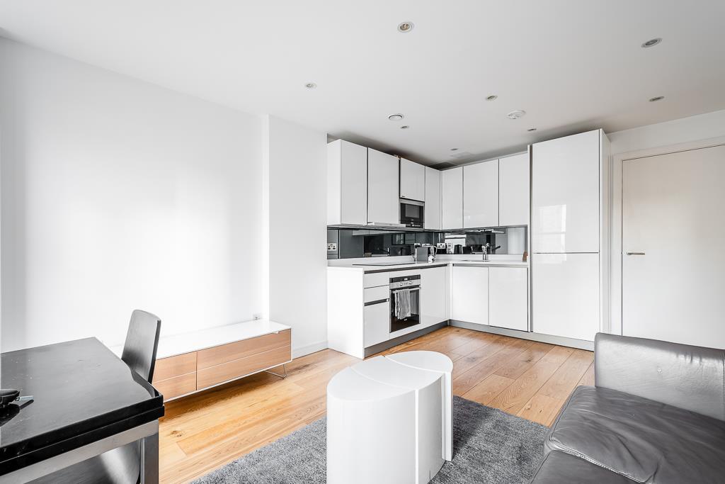 Flat Willow Street in Greater London