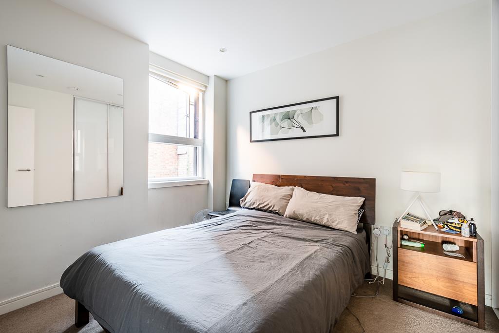 Flat Willow Street in Greater London
