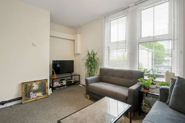 Flat Temple Street in Greater London