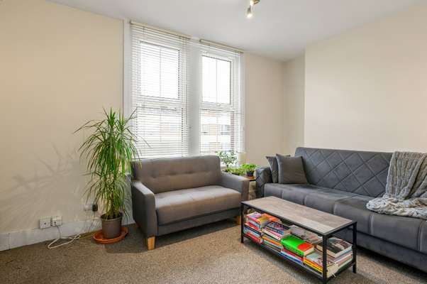Flat Temple Street in Greater London