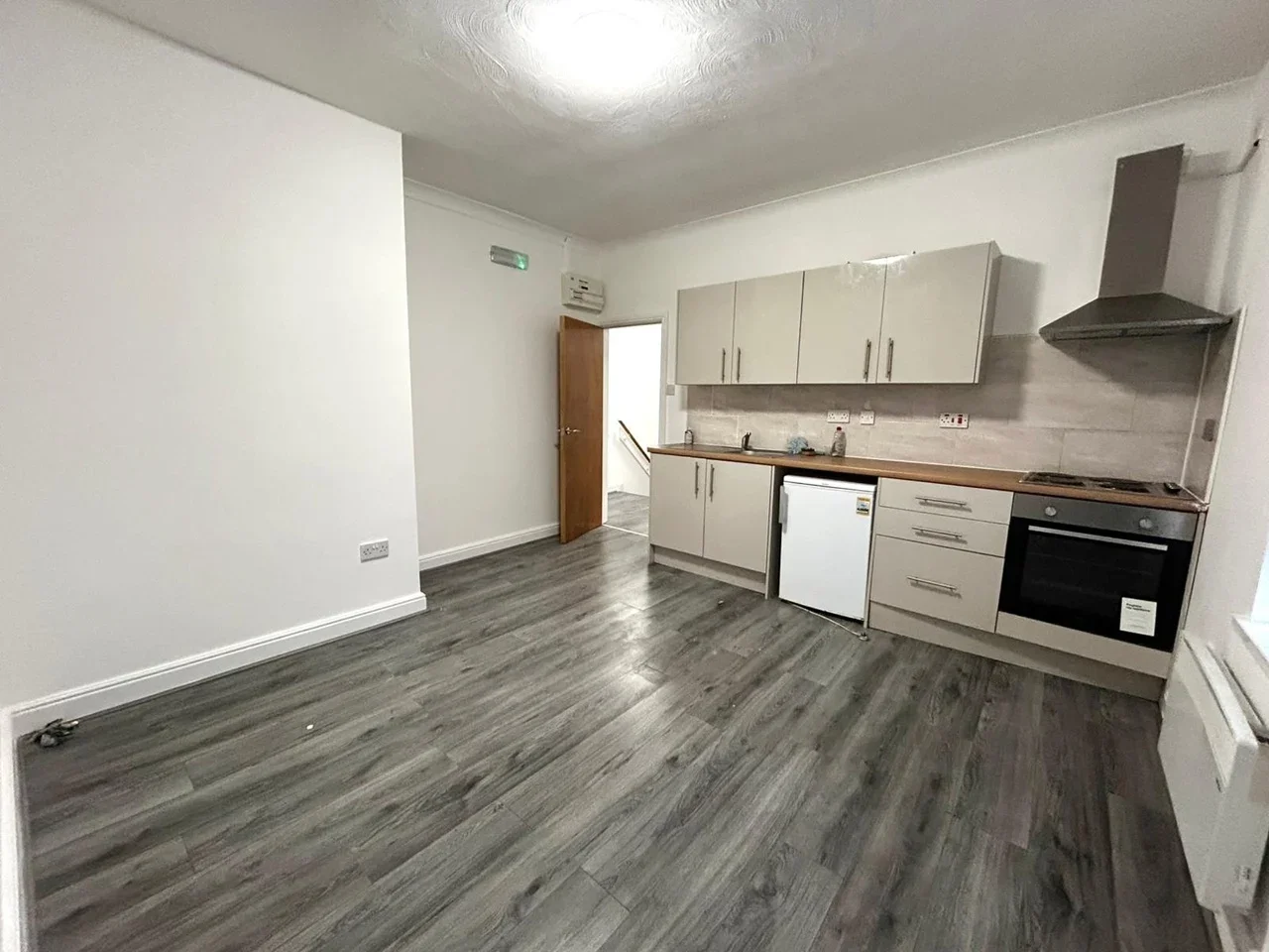 Flat Middle Piece Way in Willenhall
