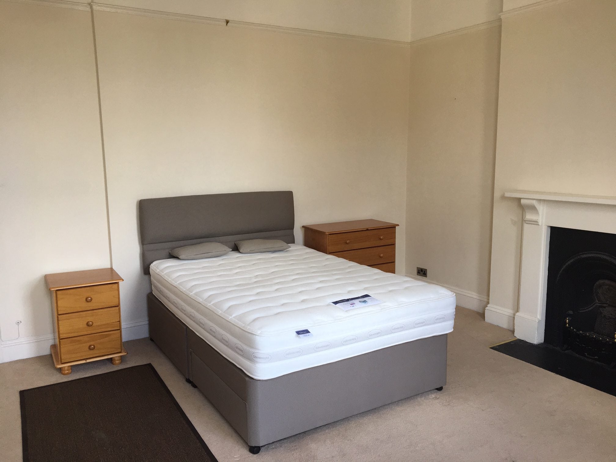 Flat Hughenden Road in Bristol