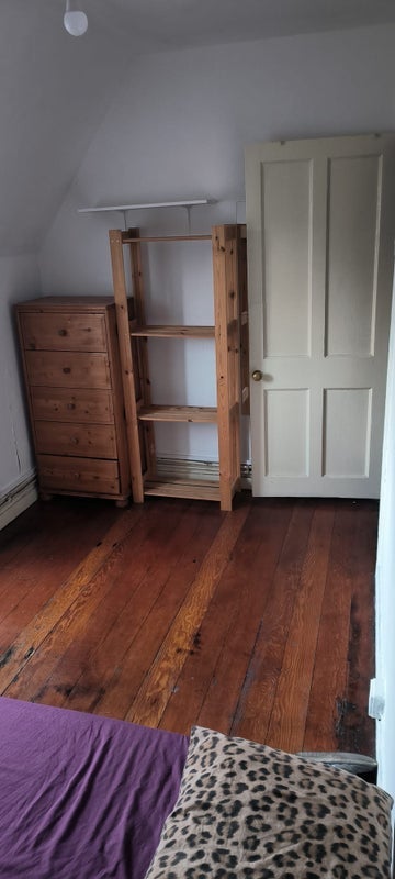 Room Atkins Road in Greater London