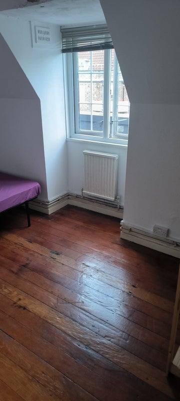 Room Atkins Road in Greater London