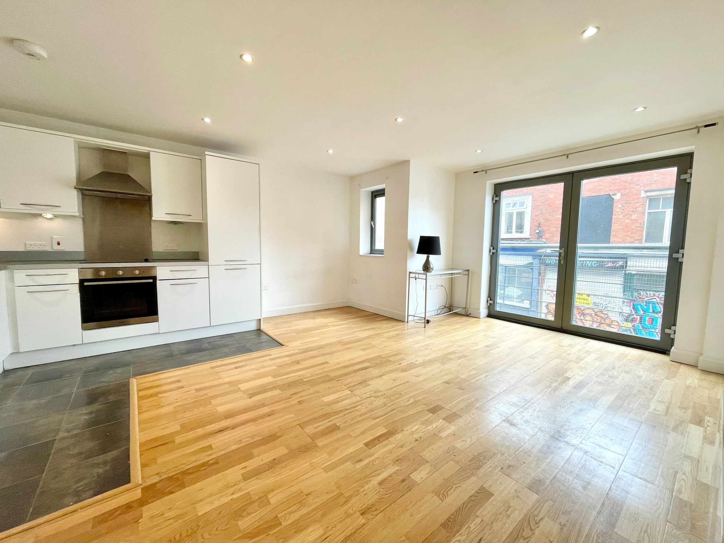 Flat King Square Avenue in Bristol