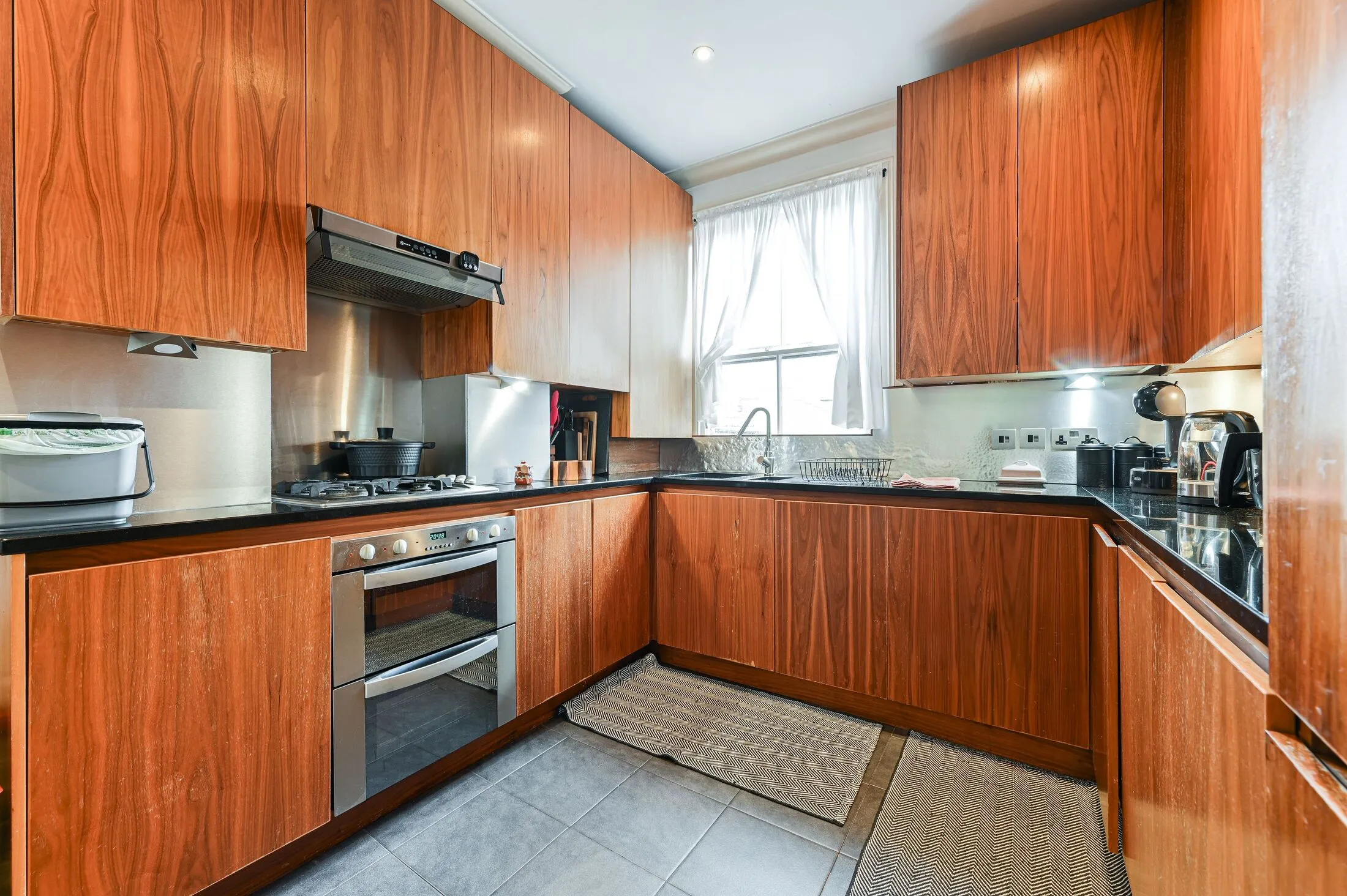 Flat Bullen Street in Greater London