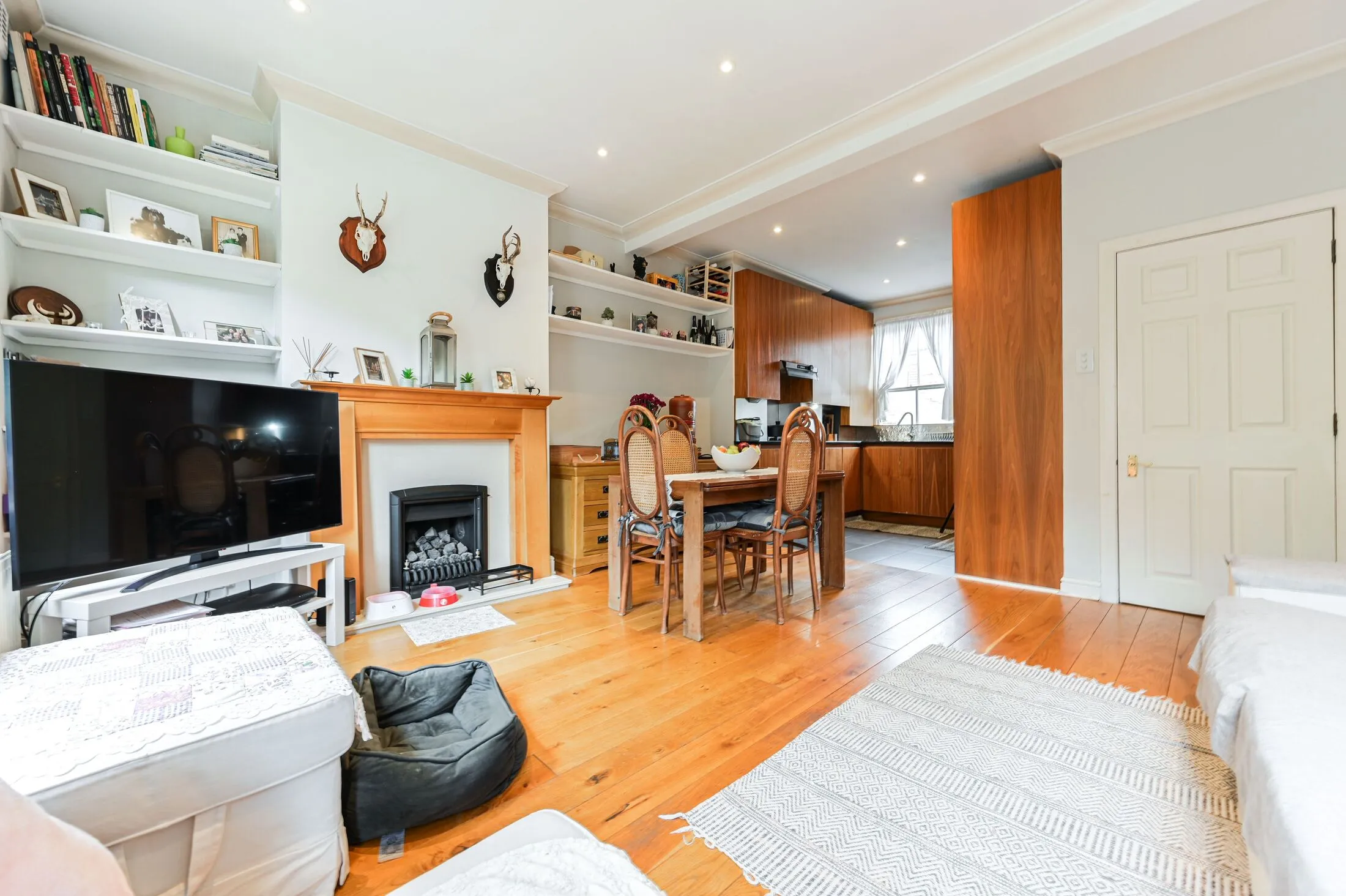 Flat Bullen Street in Greater London