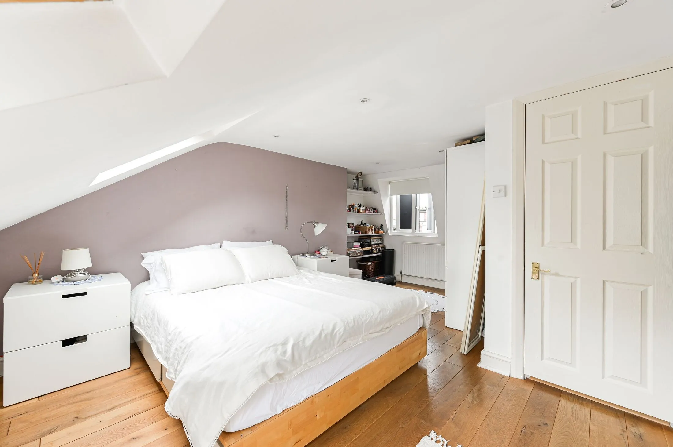 Flat Bullen Street in Greater London