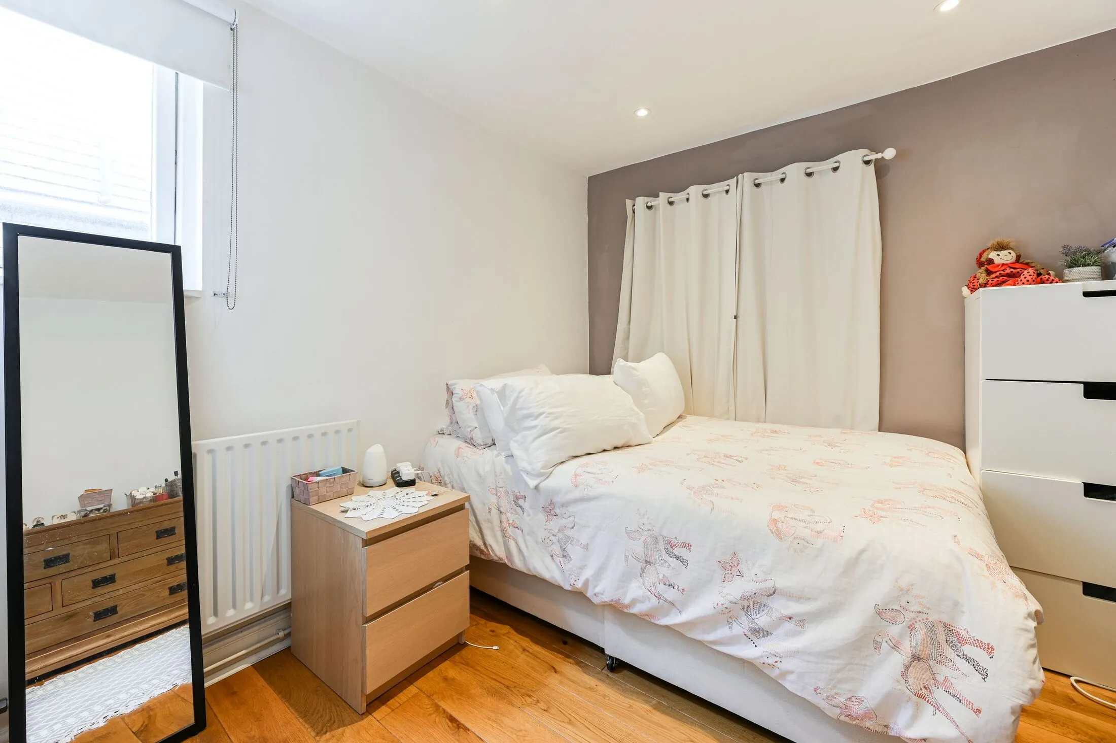 Flat Bullen Street in Greater London