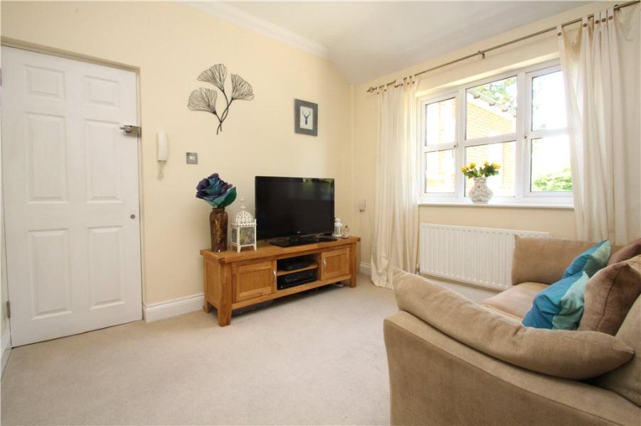 Flat St John's Road in Woking