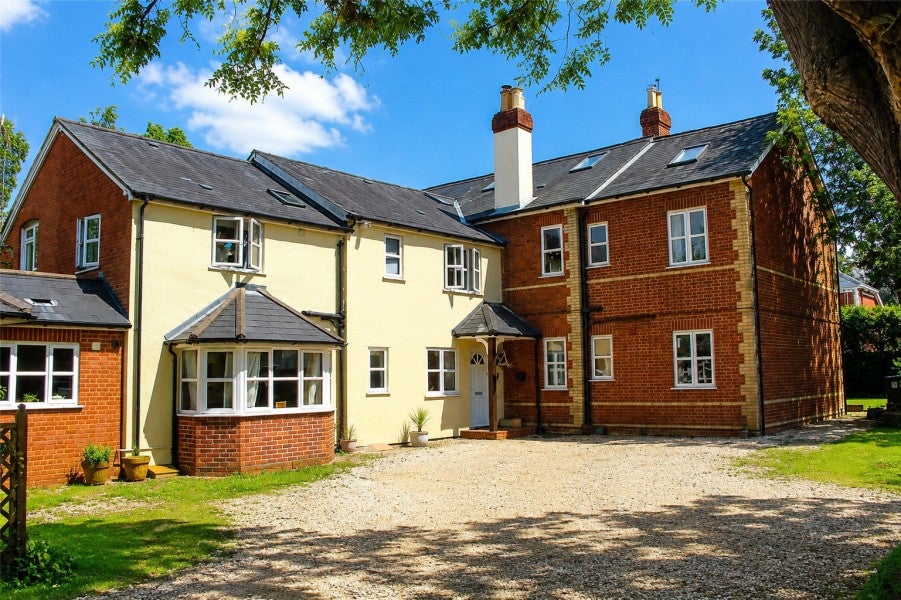 Flat St John's Road in Woking